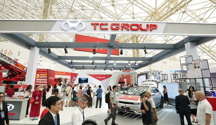 Khách tham quan hào hứng tham quan không gian triển lãm của TC Group