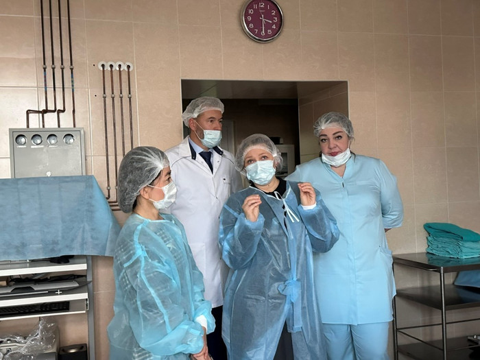 Chị Lê Thuý Nga, Chủ tịch Trung tâm Y học HelenCare giới thiệu mô hình và hoạt động của trung tâm với AIM Global Foundation