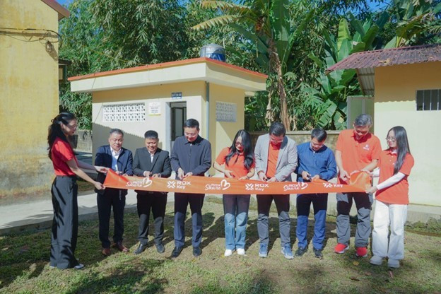 Đại diện ROX Key cắt băng khánh thành công trình học đường tại trường Hồng Ca
