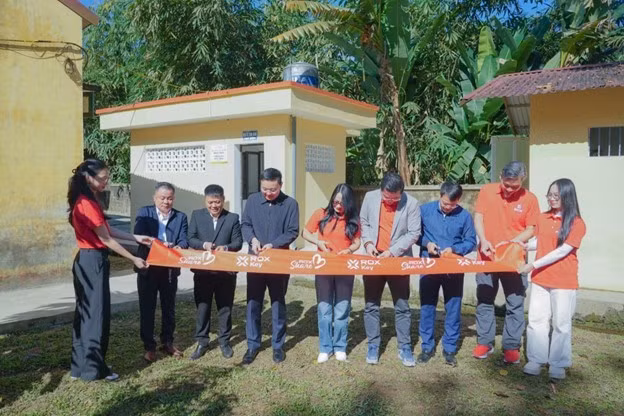Đại diện ROX Key cắt băng khánh thành công trình học đường tại trường Hồng Ca