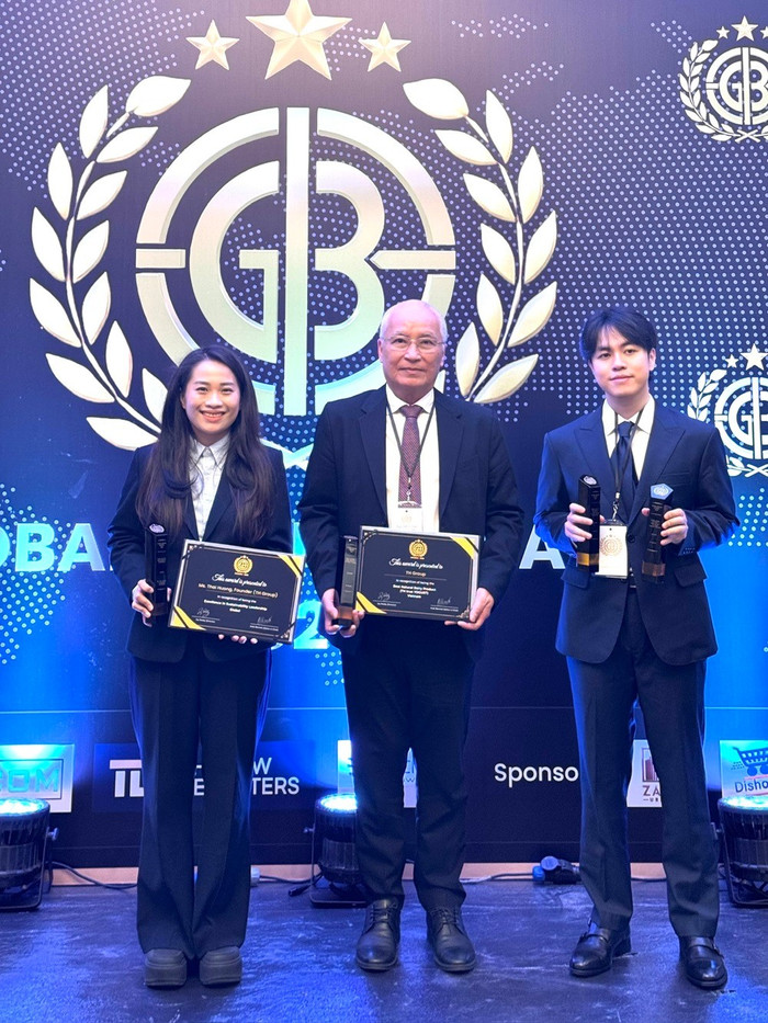 Đại diện ban lãnh đạo Tập đoàn TH tại Lễ trao giải Global Brand Awards tại Dubai dai-dien-th-nhan-giai-tai-dubai.jpg