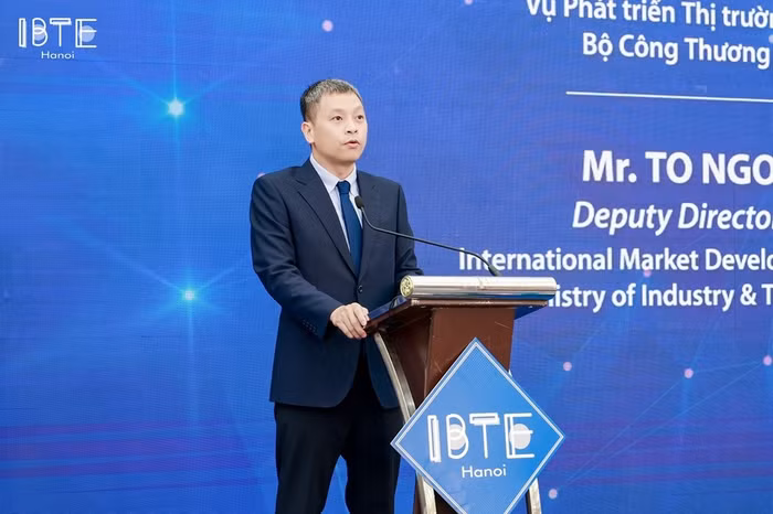 ong-to-ngoc-son-phat-bieu-khai-mac-trien-lam-2027.jpg