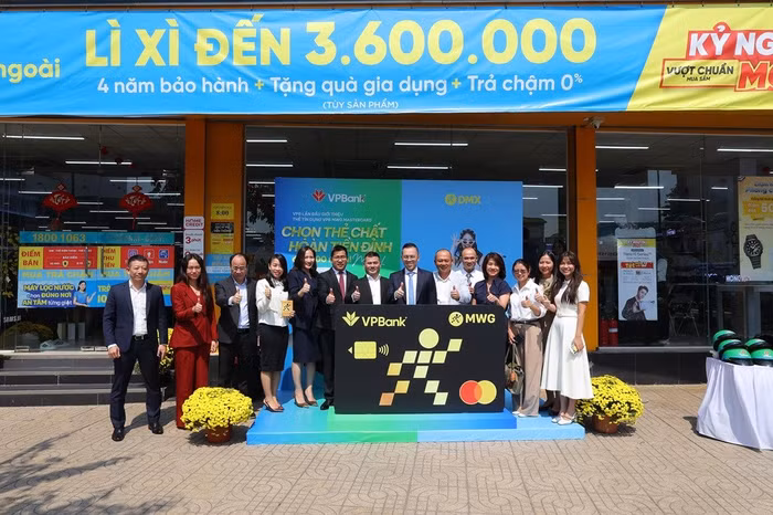 VPBank và DMX ra mắt thẻ tín dụng đầu tiên trong lĩnh vực bán lẻ điện tử tiêu dùng VPBank MWG Mastercard