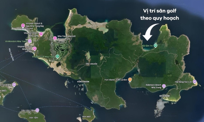 Sân golf nằm tại khu vực Bãi Tre vắt sang Đầm Bấy, một trong những góc đảo tuyệt đẹp và cực riêng tư trên đảo Hòn Tre