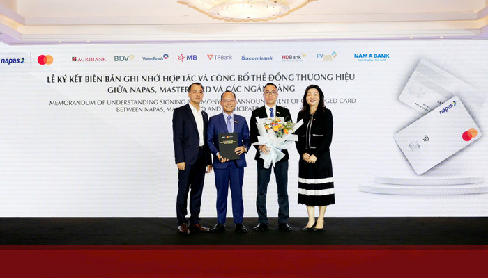 Ông Nguyễn Vĩnh Tuyên, Phó Tổng Giám đốc Nam A Bank (thứ hai từ trái sang) tham dự ký kết biên bản ghi nhớ hợp tác