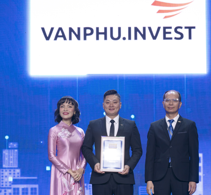 Đại diện Văn Phú – Invest nhận chứng nhận top 100 Nơi làm việc Tốt nhất Việt Nam năm 2024