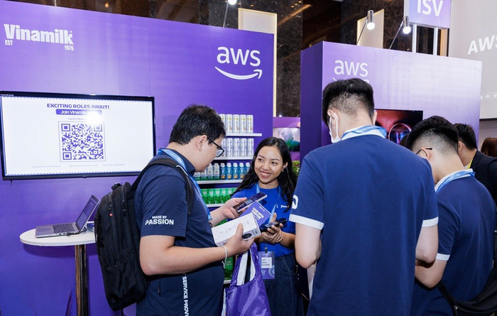 Gian hàng Vinamilk thu hút sự quan tâm của nhiều khách tham dự tại sự kiện AWS Cloud Day Việt Nam 2025 