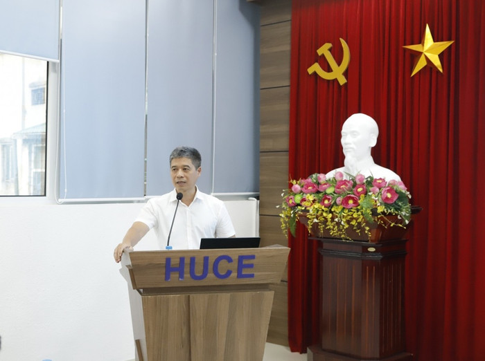 PGS.TS Hoàng Tùng phát biểu chúc mừng và giao nhiệm vụ cho các giảng viên được nhận Quyết định