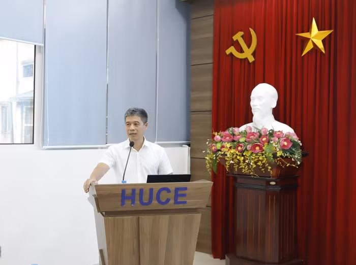 PGS.TS Hoàng Tùng phát biểu chúc mừng và giao nhiệm vụ cho các giảng viên được nhận Quyết định