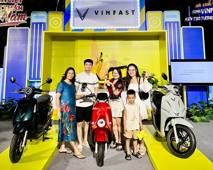Chị Trang cùng gia đình tại sự kiện “Đổi xăng lấy điện” diễn ra tại Đà Nẵng