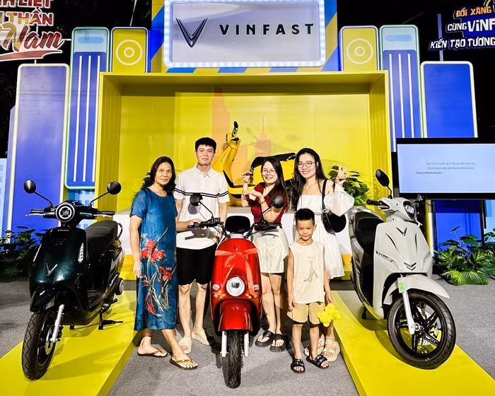 Chị Trang cùng gia đình tại sự kiện “Đổi xăng lấy điện” diễn ra tại Đà Nẵng