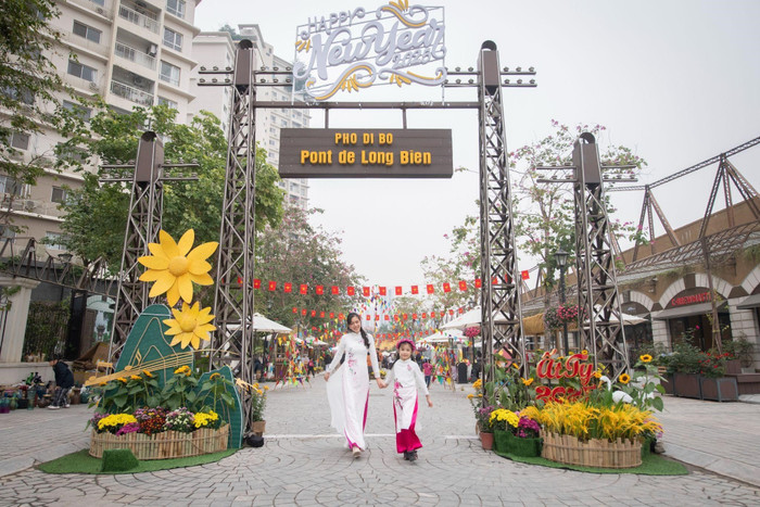 Phố đi bộ Pont De Long Bien trở thành không gian văn hóa, lưu giữ vị Tết cổ truyền