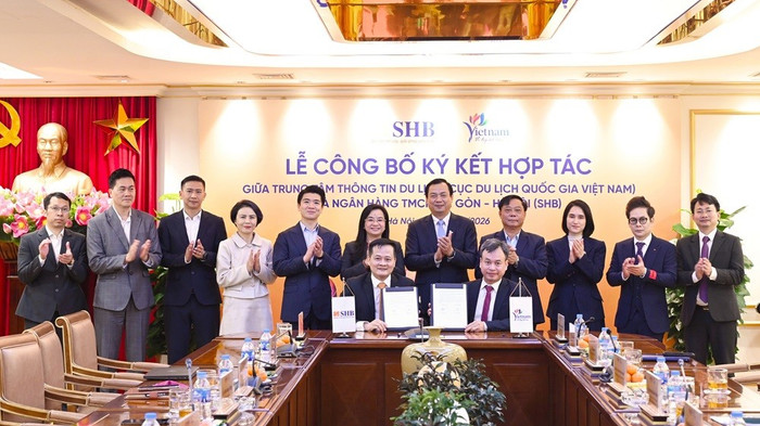 Đại diện SHB và Trung tâm Thông tin du lịch ký kết tỏa thuận hợp tác