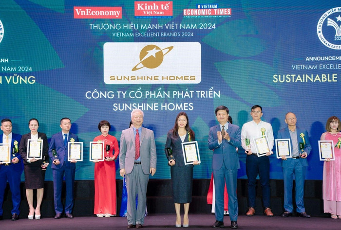Tổng Giám đốc Sunshine Homes Đỗ Thị Định đại diện doanh nghiệp nhận vinh danh trong top “Thương hiệu mạnh – Phát triển bền vững năm 2024” tại Chương trình Thương hiệu mạnh Việt Nam lần thứ 21 sh1-4994.jpg