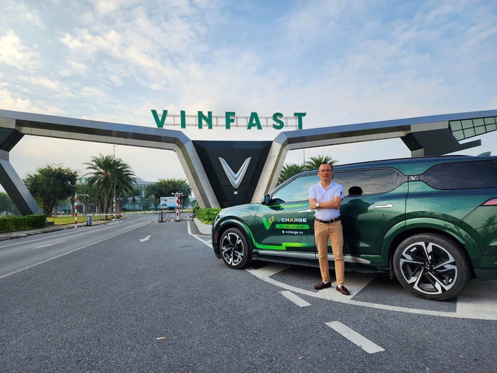 Anh Thịnh Văn Hạnh (Hà Nội) bên chiếc VF 9 đầu tiên.