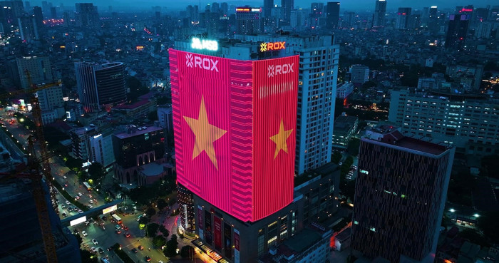 Trong đêm, ROX Tower nổi bật giữa lòng Hà Nội với màn hình LED cỡ lớn hiển thị lá cờ đỏ sao vàng, vừa là điểm nhấn thị giác vừa truyền cảm hứng yêu nước trong dịp kỷ niệm ngày lễ trọng đại của dân tộc m7.jpg