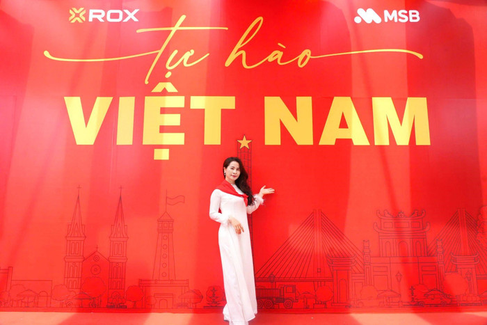 Áo dài trắng tinh khôi hòa cùng sắc đỏ thiêng liêng của Tổ quốc, một khoảnh khắc yêu nước thật dịu dàng m3.jpg