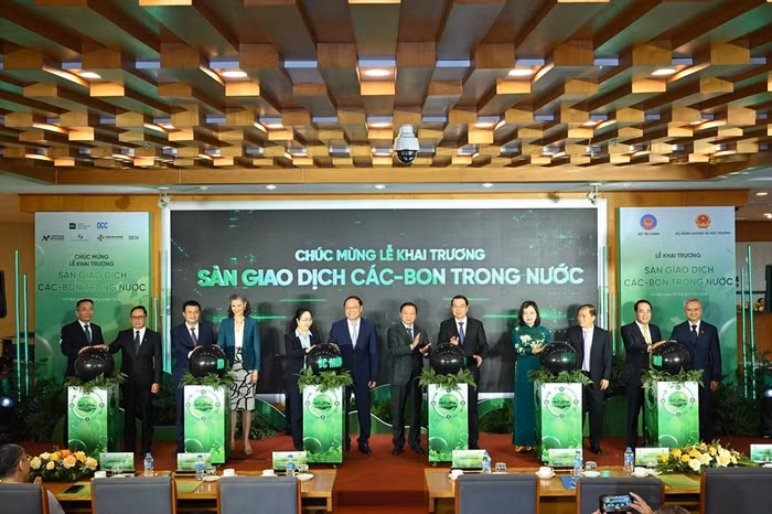 Ông Phạm Quang Tùng, Ủy viên HĐQT đại diện BIDV cùng Lãnh đạo các Cơ quan quản lý thực hiện nghi thức khai trương phiên giao dịch đầu tiên của Sàn giao dịch các-bon trong nước
