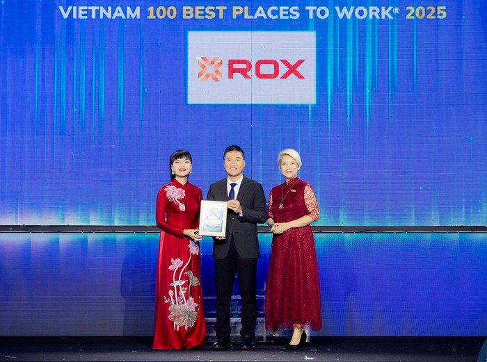 Đại diện ROX Group tại sự kiện vinh danh trong “top 100 Nơi làm việc tốt nhất Việt Nam 2025” và chứng nhận “Nguồn nhân lực hạnh phúc"