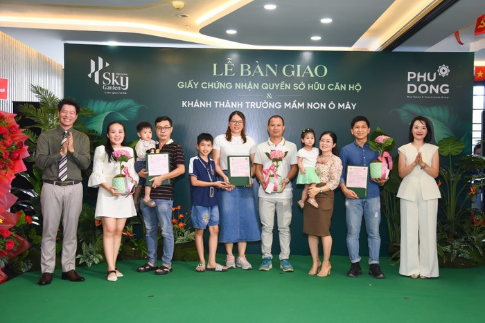 Những cư dân đầu tiên của Khu căn hộ Phú Đông Sky Garden nhận sổ hồng