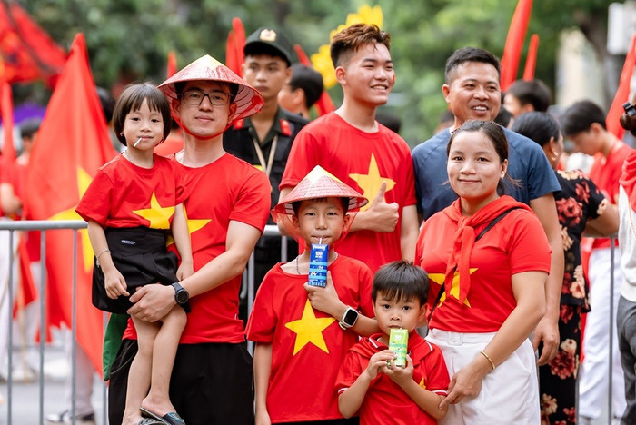 Nhiều đại gia đình đã đến với ngày hội lớn của non sông để con được chứng kiến, được cảm nhận và bắt đầu yêu tổ quốc từ những điều giản dị nhất anh-09b-1.jpg