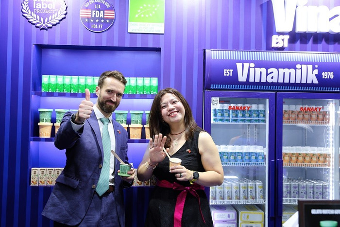 “Đây là lần đầu tiên tôi được nếm thử kem gelato của Vinamilk. Phải nói là cực kỳ ngon và sảng khoái, đặc biệt là trong những đêm thời tiết nóng thế này”, ông Sam Wood – Giám đốc mảng Xuất khẩu khu vực châu Á – Thái Bình Dương, Tổng Lãnh sự quán Anh tại TP.HCM chia sẻ anh-5.jpg