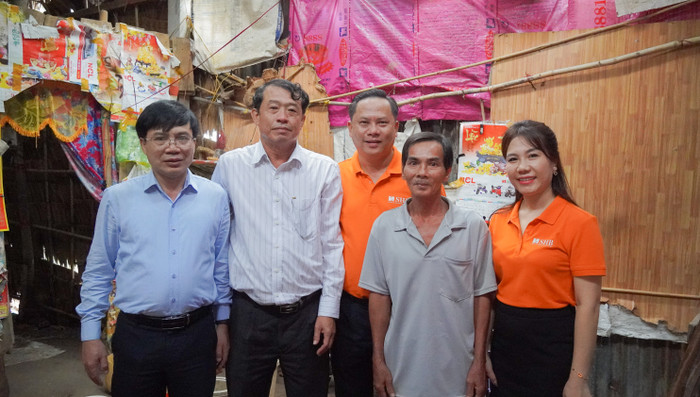 Đại diện SHB đến thăm hỏi, động viên người dân gặp khó khăn về nhà ở tại tỉnh Sóc Trăng (nay là thành phố Cần Thơ) anh-2.jpg