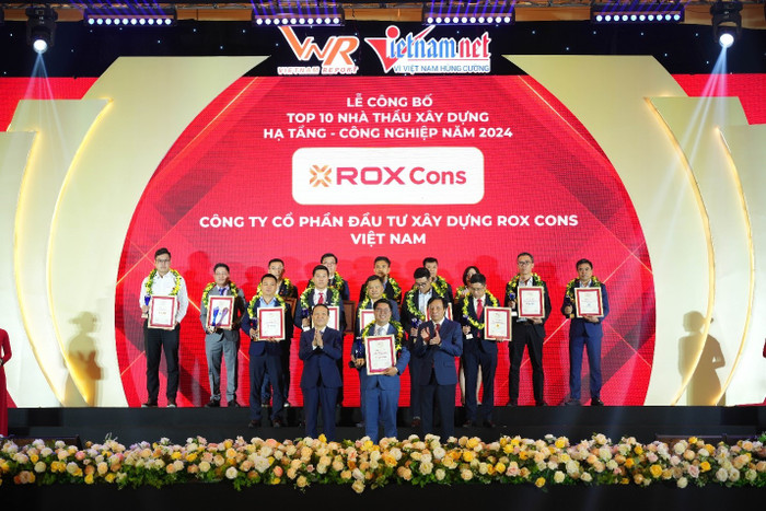 Ông Mai Xuân Diệu, Tổng Giám đốc ROX Cons nhận chứng nhận xếp hạng từ Vietnam Report