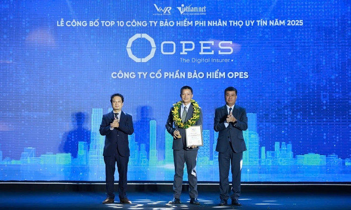Đại diện OPES tại lễ công bố top 10 công ty bảo hiểm phi nhân thọ uy tín anh-2-8.jpg