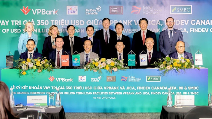 Đại diện các Đại sứ quán, lãnh đạo VPBank, SMBC và các định chế tài chính, tổ chức song phương tại buổi lễ ký kết khoản vay hợp vốn trị giá 350 triệu USD anh-1-9.jpg