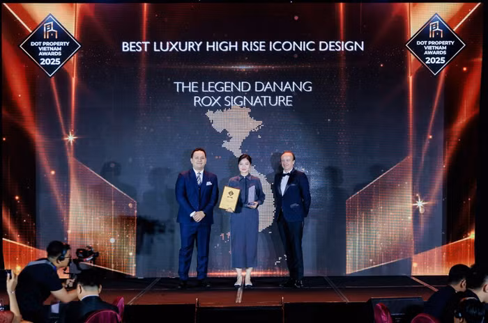 Tổng Giám đốc ROX Signature nhận vinh danh từ ban tổ chức Dot Property Awards
