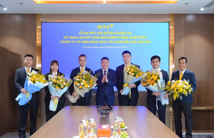 Ông Nguyễn Đức Thụy tặng hoa chúc mừng đội ngũ Hội đồng quản trị SCEX