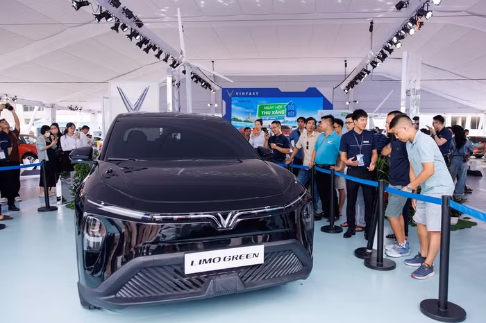 Cơ hội đổi từ xăng sang điện cho tài xế dịch vụ tại "Ngày hội xanh - Thu xe xăng, Lên đời xe xanh"