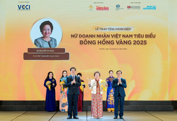 Madame Nguyễn Thị Nga, Chủ tịch Tập đoàn BRG lần thứ 6 vinh dự nhận danh hiệu top 10 “Nữ doanh nhân Việt Nam tiêu biểu – Bông hồng Vàng”