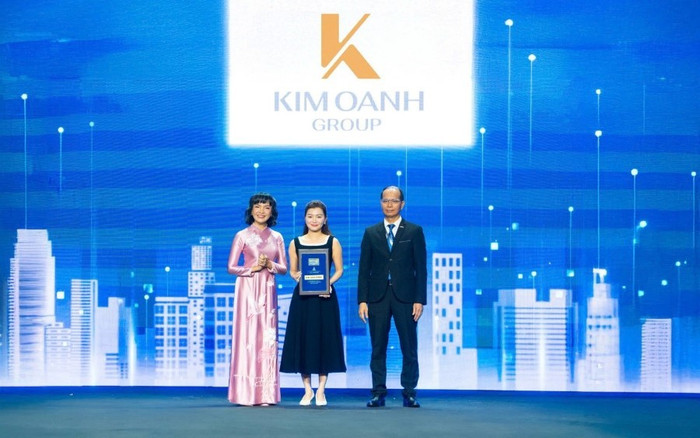 Bà Nguyễn Ngọc Ánh, Phó Chủ tịch thường trực Hội đồng quản trị Kim Oanh Group (giữa) nhận giải thưởng top 100 nơi làm việc tốt nhất Việt Nam