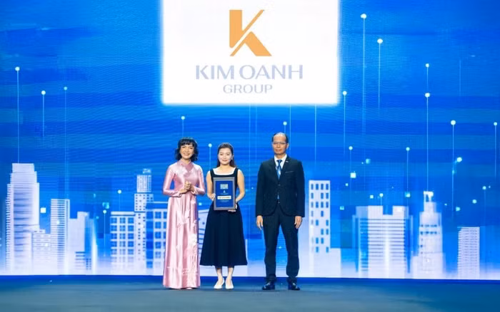 Bà Nguyễn Ngọc Ánh, Phó Chủ tịch thường trực Hội đồng quản trị Kim Oanh Group (giữa) nhận giải thưởng top 100 nơi làm việc tốt nhất Việt Nam