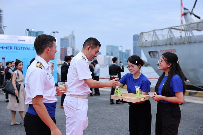 “Đắt khách” không kém là những ly mocktail của nhà Vinamilk. Các sản phẩm nước ép từ những loại trái cây nhiệt đới được biến tấu theo những công thức độc đáo để giữ trọn hương vị tươi mát, trở thành dư vị khó quên trong lòng thực khách quốc tế anh-8.jpg