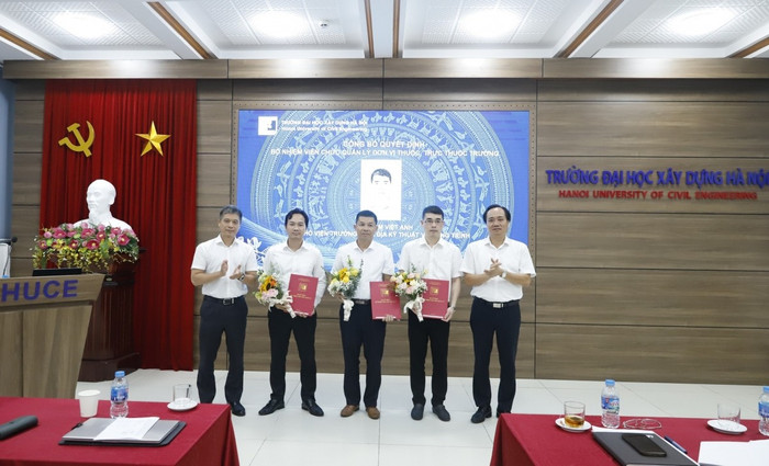 TS. Phạm Việt Anh (thứ hai từ bên phải) giữ chức vụ Phó Viện trưởng Viện Địa kỹ thuật và Công trình dhxd-320250910005714.jpg