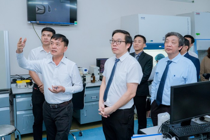 GS.TS.BS Trần Trung Dũng cùng đoàn công tác của Hệ thống y tế Vinmec thăm quan các cơ sở đào tạo của ĐHQG-HCM anh-1-9.jpg