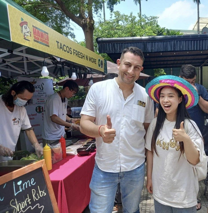 Ông David Vanhove, chủ nhà hàng Salt n’ Lime chụp cùng du khách Ông David Vanhove, chủ nhà hàng Salt n’ Lime chụp cùng du khách