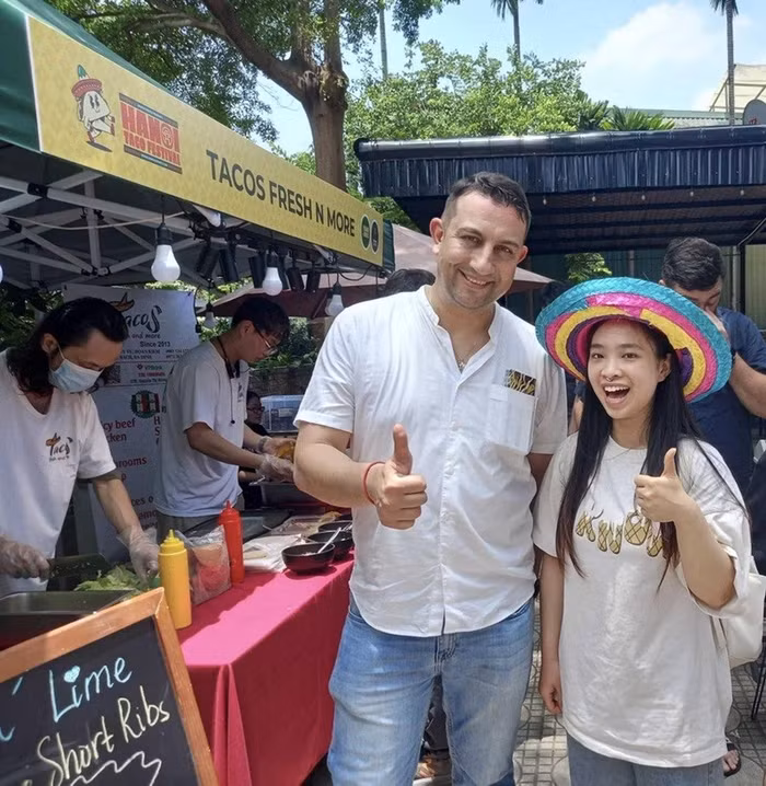Ông David Vanhove, chủ nhà hàng Salt n’ Lime chụp cùng du khách