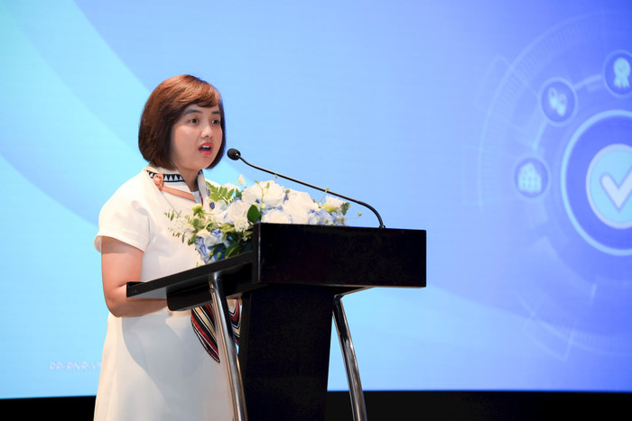 Đại diện hệ thống nhà thuốc và tiêm chủng Long Châu tại sự kiện. ba-nguyen-do-quyen-pho-tong-giam-doc-fpt-retail-kiem-giam-doc-dieu-hanh-he-thong-nha-thuoc-va-trung-tam-tiem-chung-long-chau-phat-bieu-tai-buoi-le.jpg