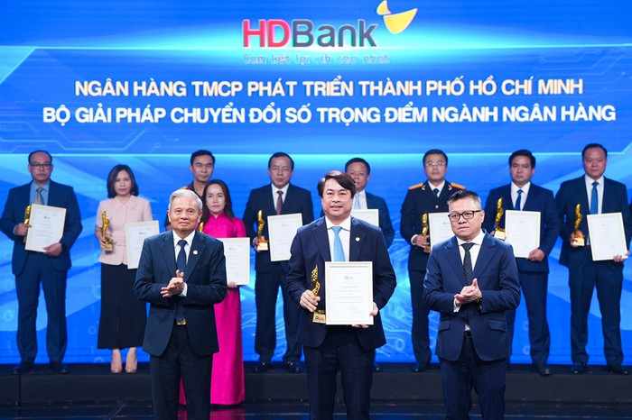 Ông Nguyễn Văn Hảo, Phó Tổng Giám đốc HDBank đại diện ngân hàng nhận giải Chuyển đổi số Việt Nam 2025