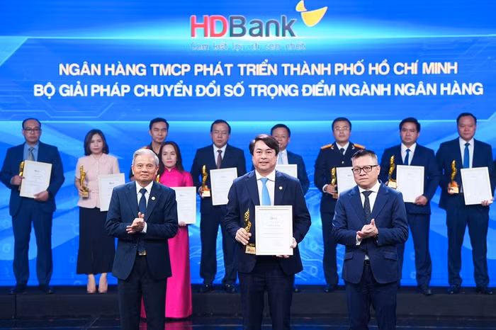 Ông Nguyễn Văn Hảo, Phó Tổng Giám đốc HDBank đại diện ngân hàng nhận giải Chuyển đổi số Việt Nam 2025