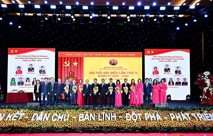 Ban lãnh đạo Vietcombank tặng hoa chúc mừng 9 đồng chí trúng cử trong Ban chấp hành Đảng bộ TSC Vietcombank nhiệm kỳ 2025 - 2030