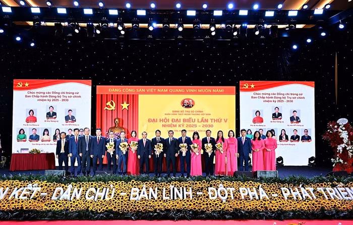 Ban lãnh đạo Vietcombank tặng hoa chúc mừng 9 đồng chí trúng cử trong Ban chấp hành Đảng bộ TSC Vietcombank nhiệm kỳ 2025 - 2030