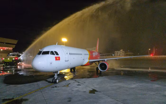 Tàu bay Vietjet được chào đón với nghi thức vòi rồng tại Sân bay quốc tế Ninoy Aquino