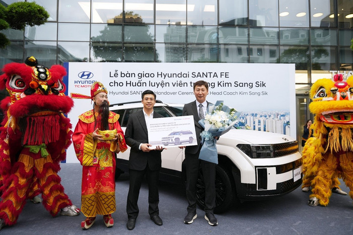 Tổng Giám đốc Hyundai Thành Công Việt Nam Nguyễn Anh Tú chính thức bàn giao chiếc Santa Fe Calligraphy 2.5 Turbo cho ông Kim Sang Sik