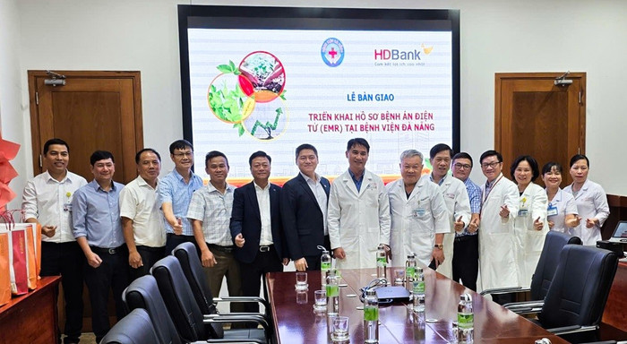 Đại diện Bệnh viện Đà Nẵng, HDBank tại Lễ bàn giao triển khai hồ sơ bệnh án điện tử (EMR) tại Bệnh viện Đà Nẵng, ngày 25/9/2025