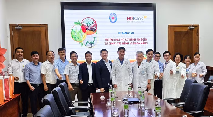 Đại diện Bệnh viện Đà Nẵng, HDBank tại Lễ bàn giao triển khai hồ sơ bệnh án điện tử (EMR) tại Bệnh viện Đà Nẵng, ngày 25/9/2025